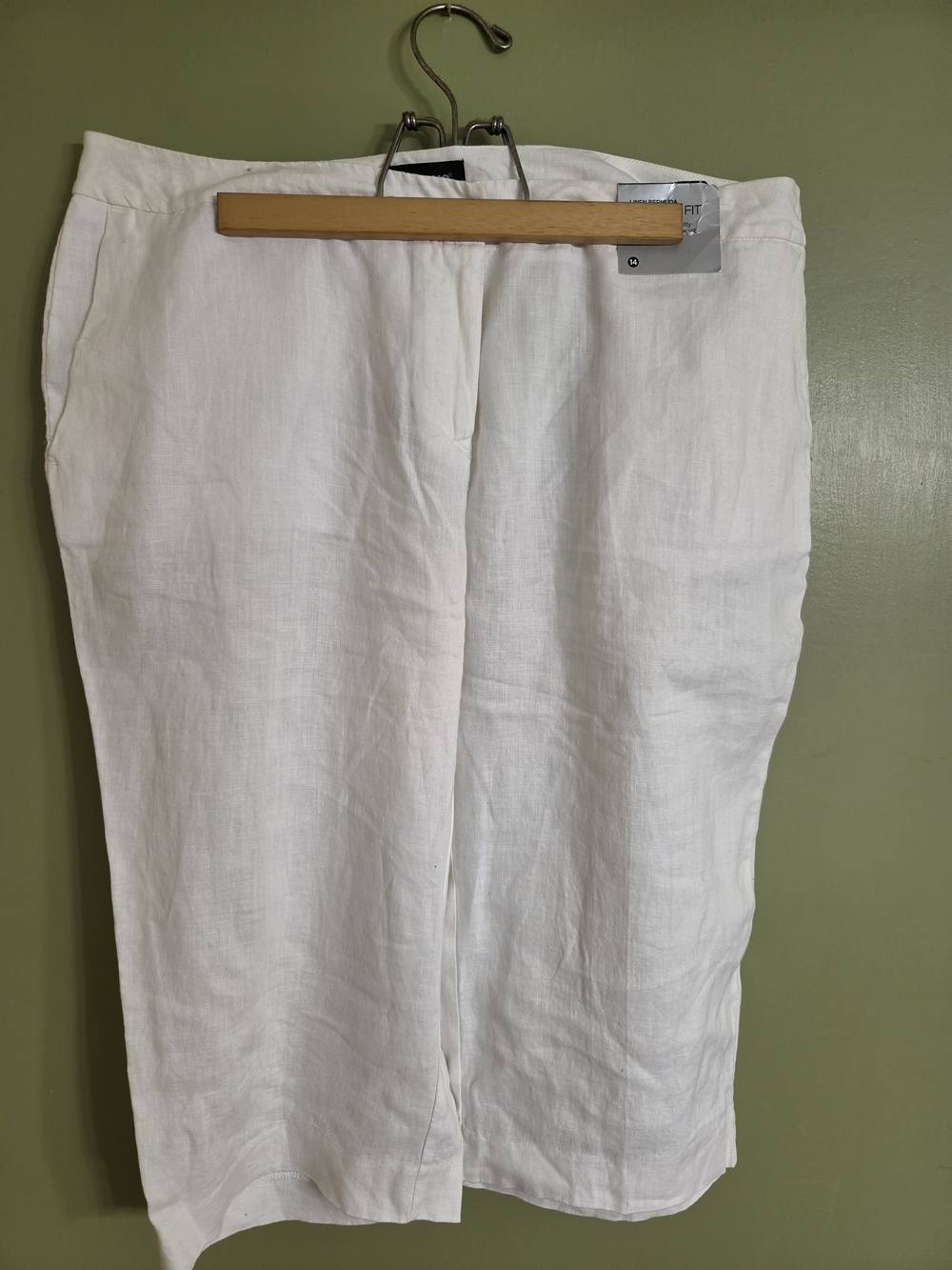 Avenue White Linen Capris